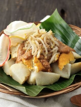 tahu kupat salatiga
