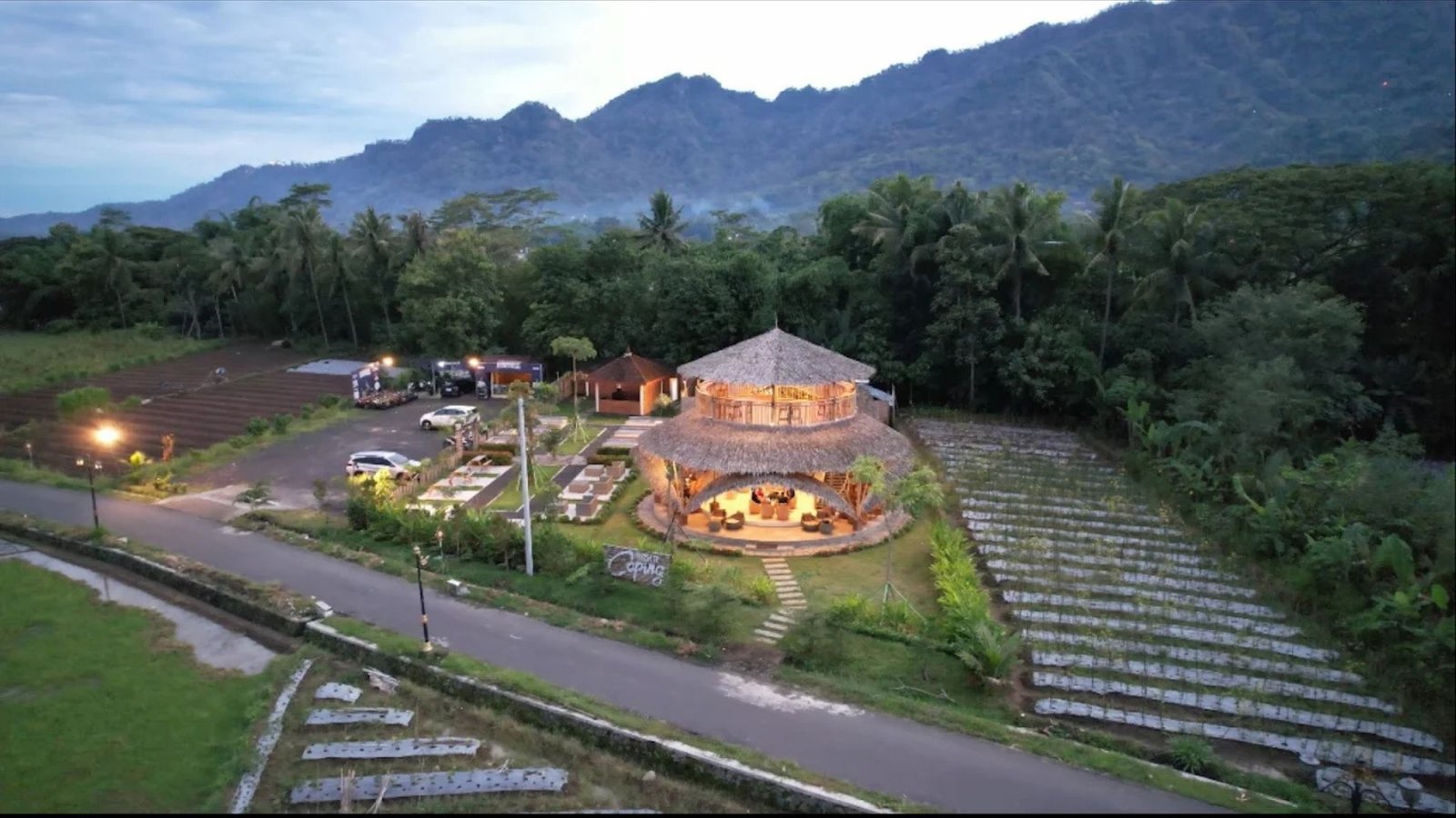 Resto Nuansa Alam Terdekat di Magelang: Cerita Santai Makan Adem & Asri di Caping Resto
