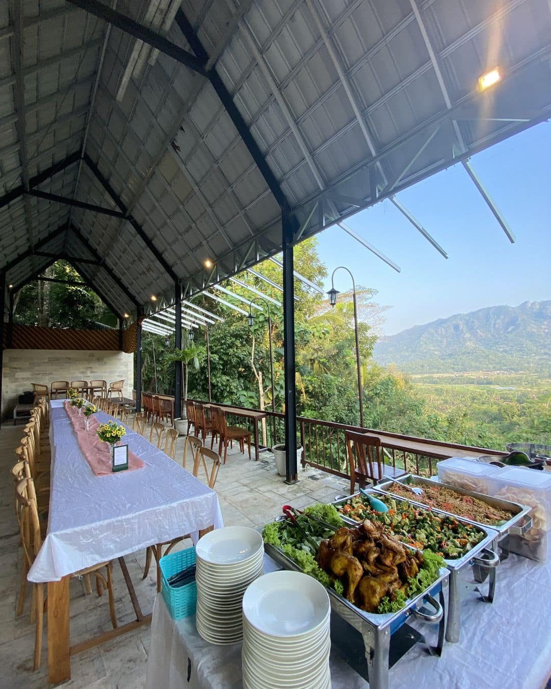 Sajian camilan dan makanan di Kedai Bukit Rhema