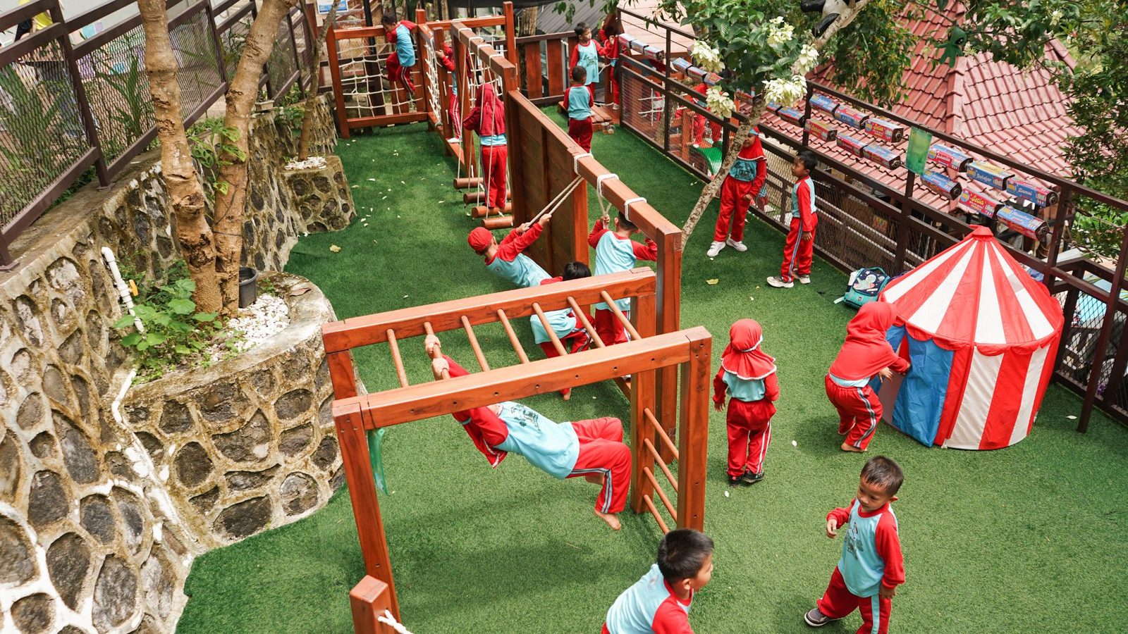 Area outdoor Kedai Bukit Rhema menghadap hijau Menoreh