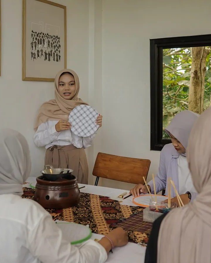 Membatik lalu Ngemil View Bukit: Ide Isi Waktu Liburan Akhir Tahun di Magelang
