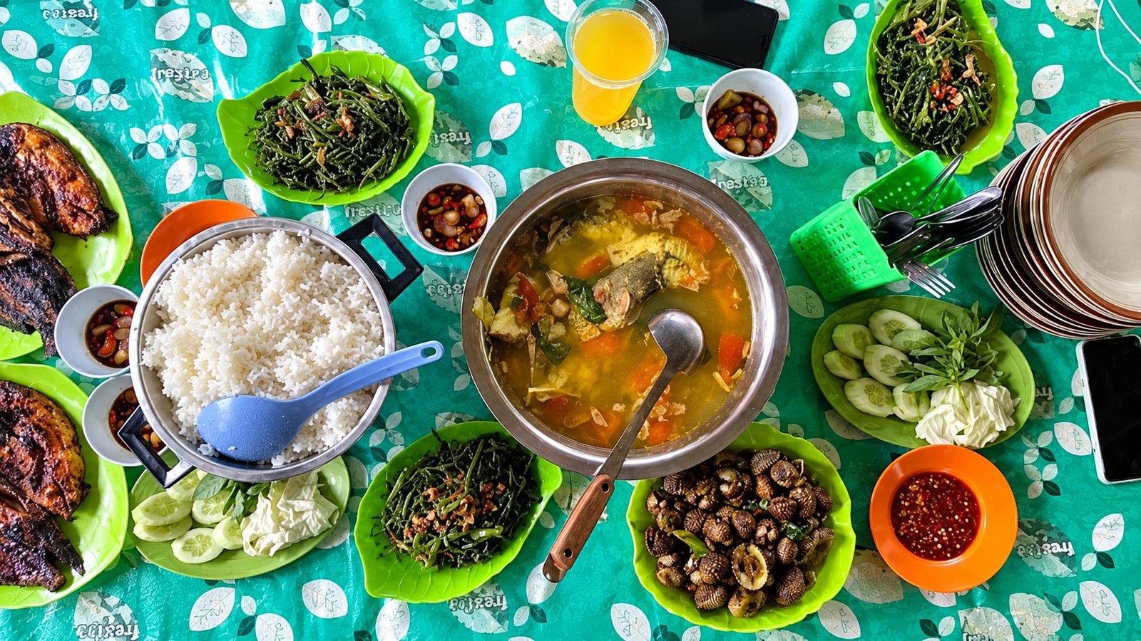 Ilustrasi pindang serani disajikan bersama nasi, sayur, dan lauk laut