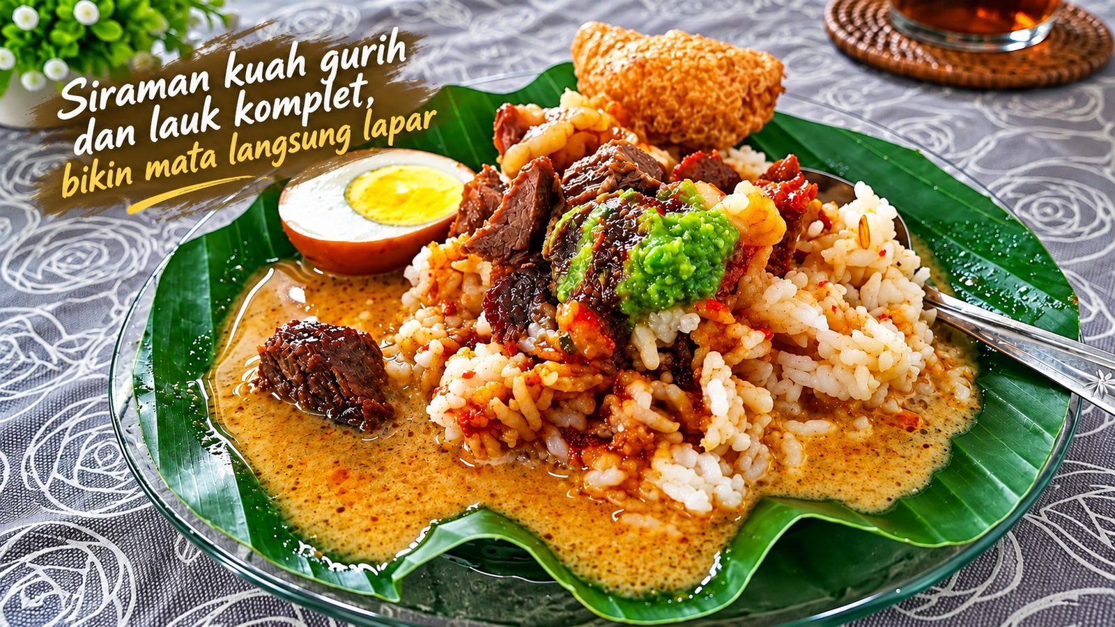 Ilustrasi nasi gandul dengan kuah santan, daging, jeroan, dan telur di atas piring beralas daun pisang