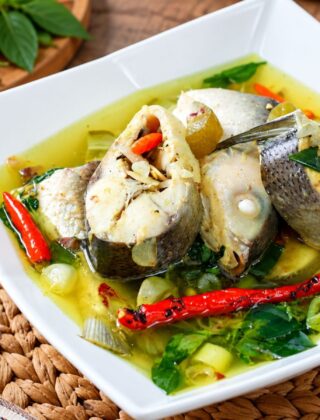 Ilustrasi pindang serani Jepara dengan potongan ikan, tomat, cabai, dan belimbing wuluh