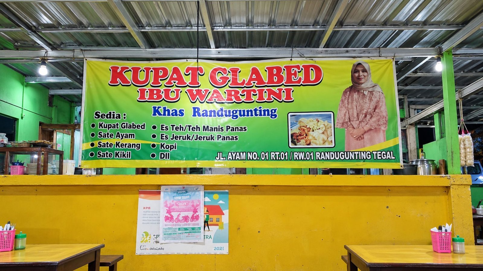 Spanduk Kupat Glabed Ibu Wartini di Randugunting Tegal