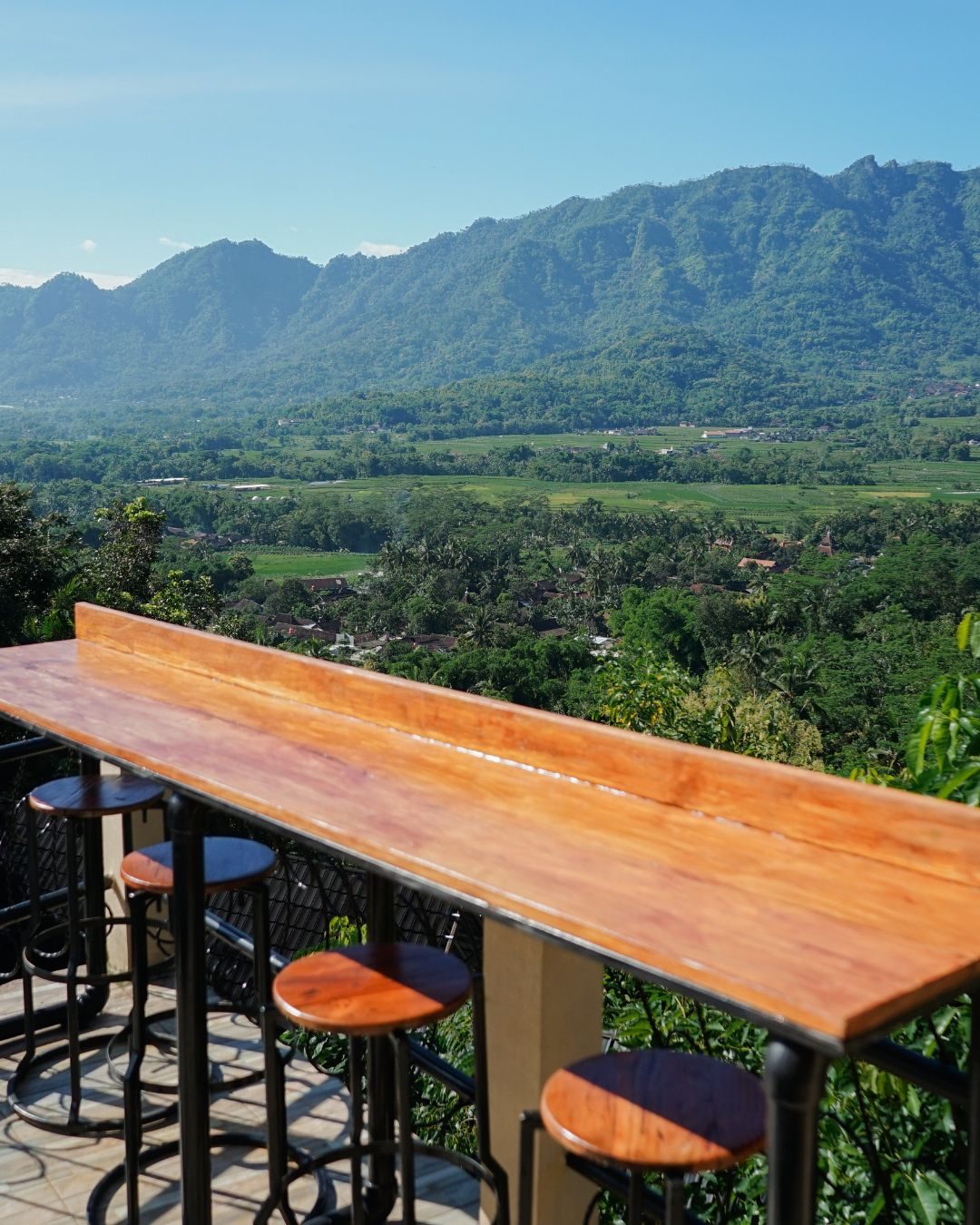 Sudut favorit lantai 2 Kedai Bukit Rhema dengan view bukit